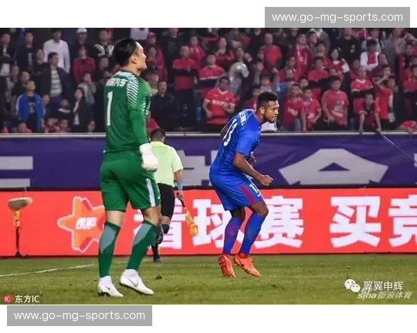 烈焰红vs深邃蓝：广州恒大与上海申花，那场永不落幕的权力与灵魂之战